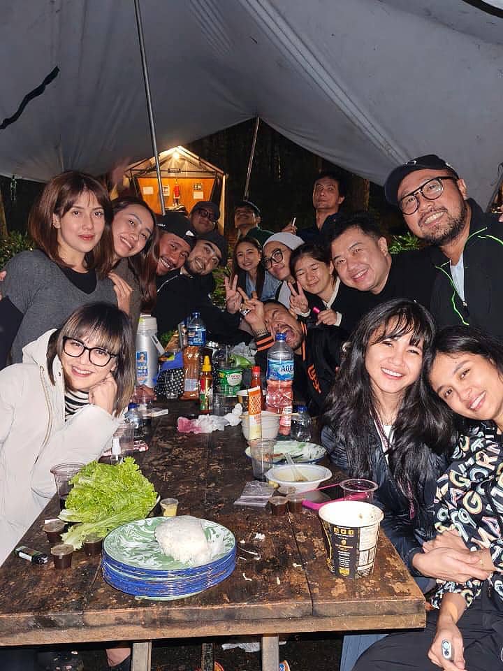 Uus dan keluarga glamping di Lembang.