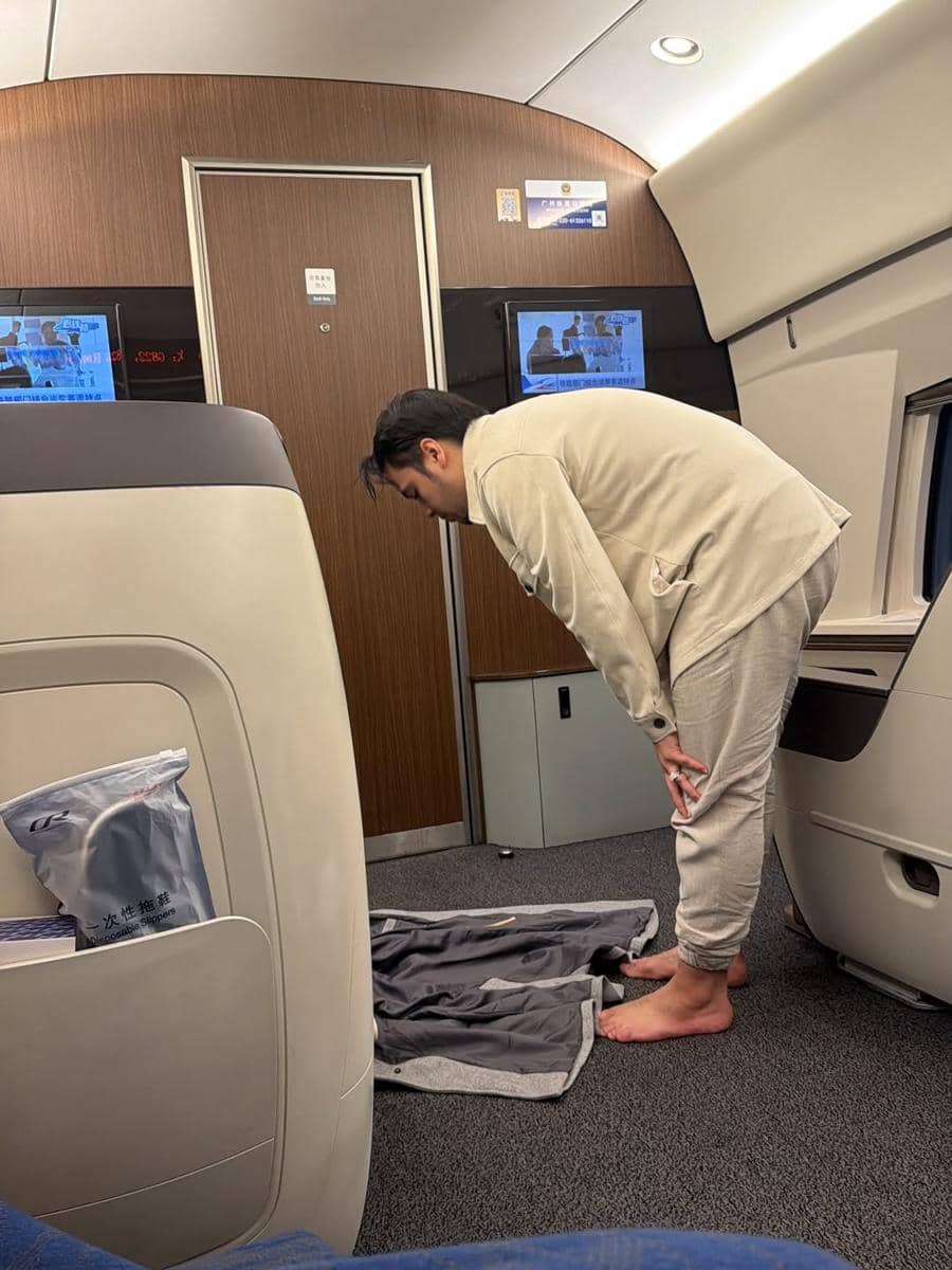 Tasyi Athasyia naik kereta bisnis dari Guangzhou ke Shanghai.