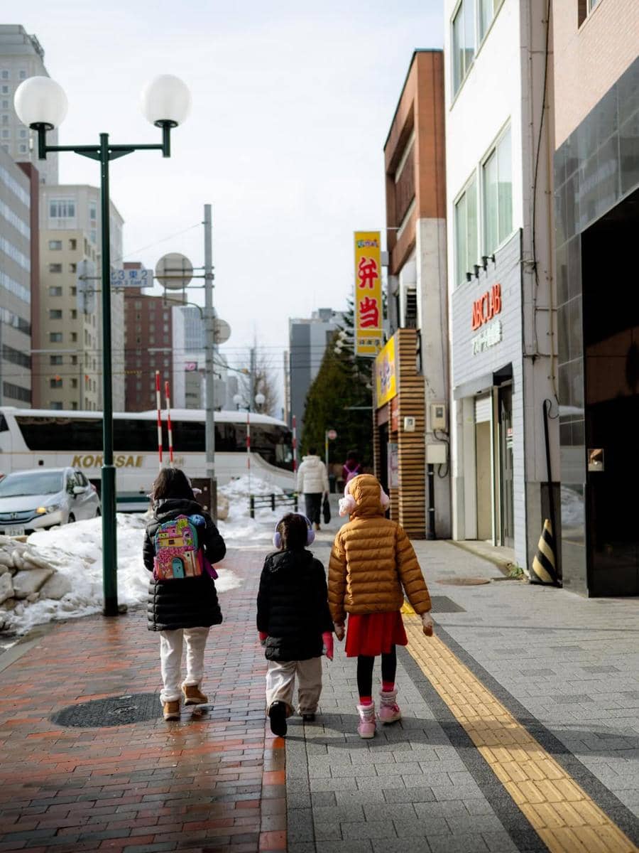 Surya Insomnia dan keluarga menikmati liburan di Sapporo.