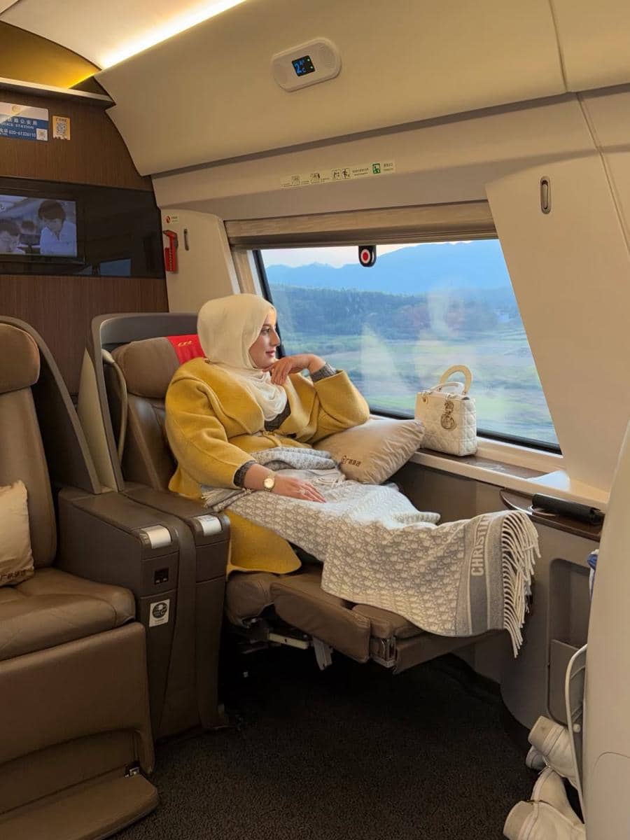 Tasyi Athasyia naik kereta bisnis dari Guangzhou ke Shanghai.