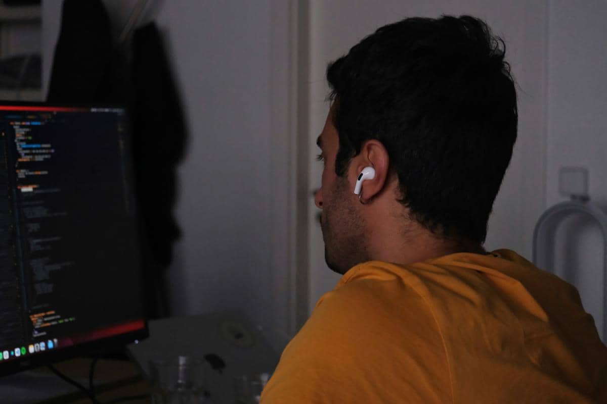 ilustrasi sedang mengetik instruksi di depan layar monitor komputer yang canggih