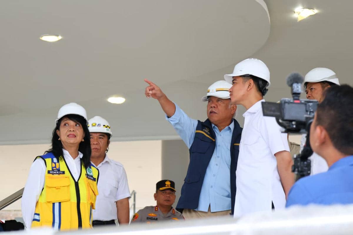 kepala OIKN, Basuki Hadimuljono beri penjelasan ke Wapres pembangunan sekolah terpadu di IKN. Foto Humas OIKN