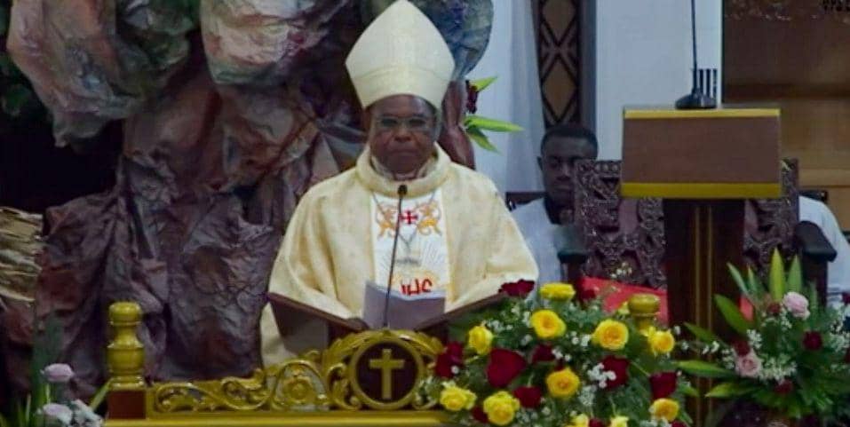 Uskup Keuskupan Timika, Mgr. Bernardus Bofitwos Baru, O.S.A. membawakan homili pada Perayaan Ekaristi Tutup Tahun 2025 di Katedral Tiga Raja Timika, Rabu (31/12/2025) malam. (IDN Times/Tangkapan layar siaran langsung YouTube Multimedia Tiga Raja Timika)