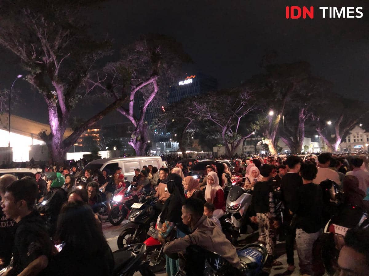 Kemacetan di depan Lapangan Merdeka Medan di malam pergantian tahun 2026, Rabu (31/12/2025) (IDN Times/Indah Permata Sari)