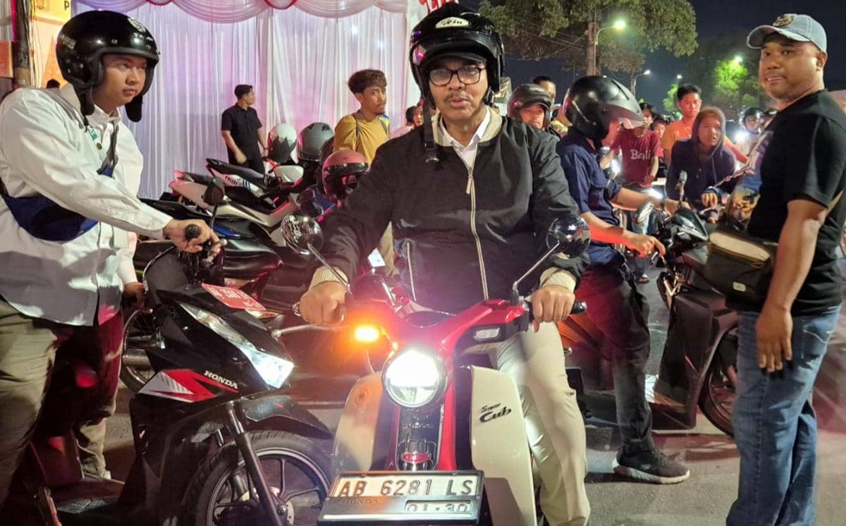 Wali Kota Jogja Hasto Wardoyo pantau Malioboro saat tahun baru.