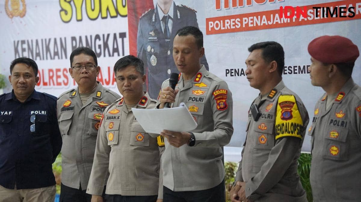 Kapolres PPU AKBP Andreas Alek Danantara didamping PJU Polres beri keterangan pers
