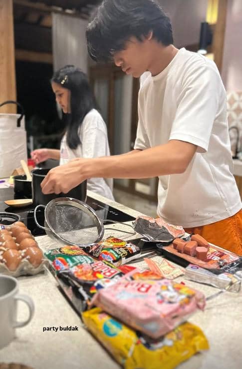 Artis Rayakan Tahun Baru 2026 (instagram.com/tika.hendarto)