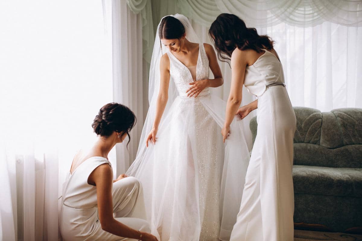 Ilustrasi pengantin dan bridesmaid.