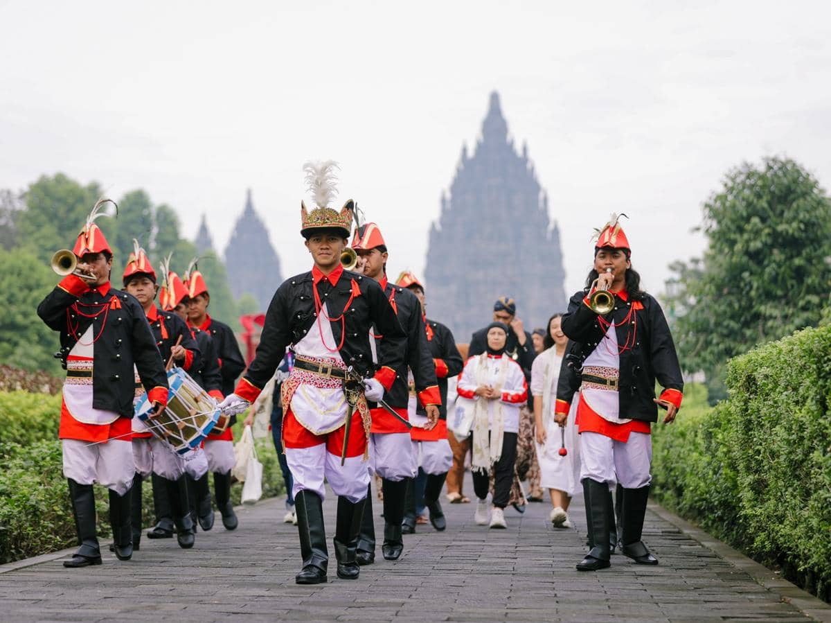 Penyambutan wisatawan pertama di taman wisata candi, Kamis (1/1/2026). 