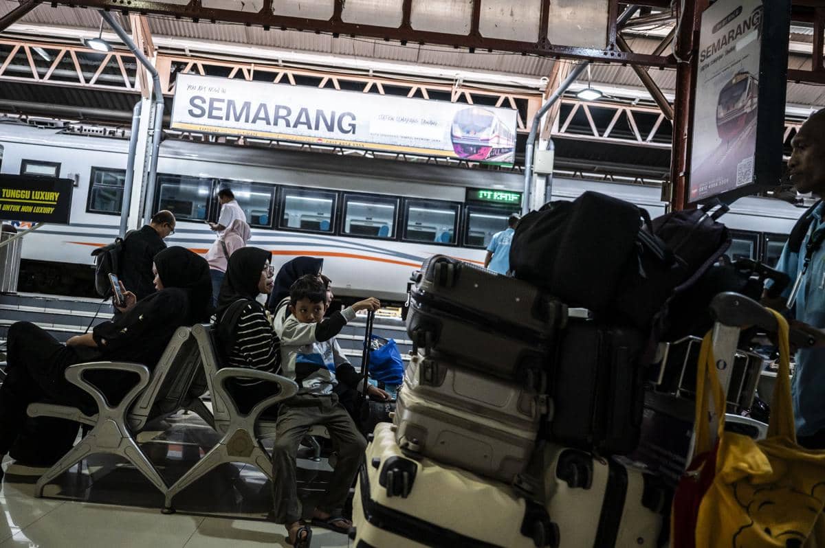 Ilustrasi sejumlah calon penumpang menunggu kedatangan kereta api di Stasiun Tawang, Semarang, Jawa Tengah. (ANTARA FOTO/Aprillio Akbar)