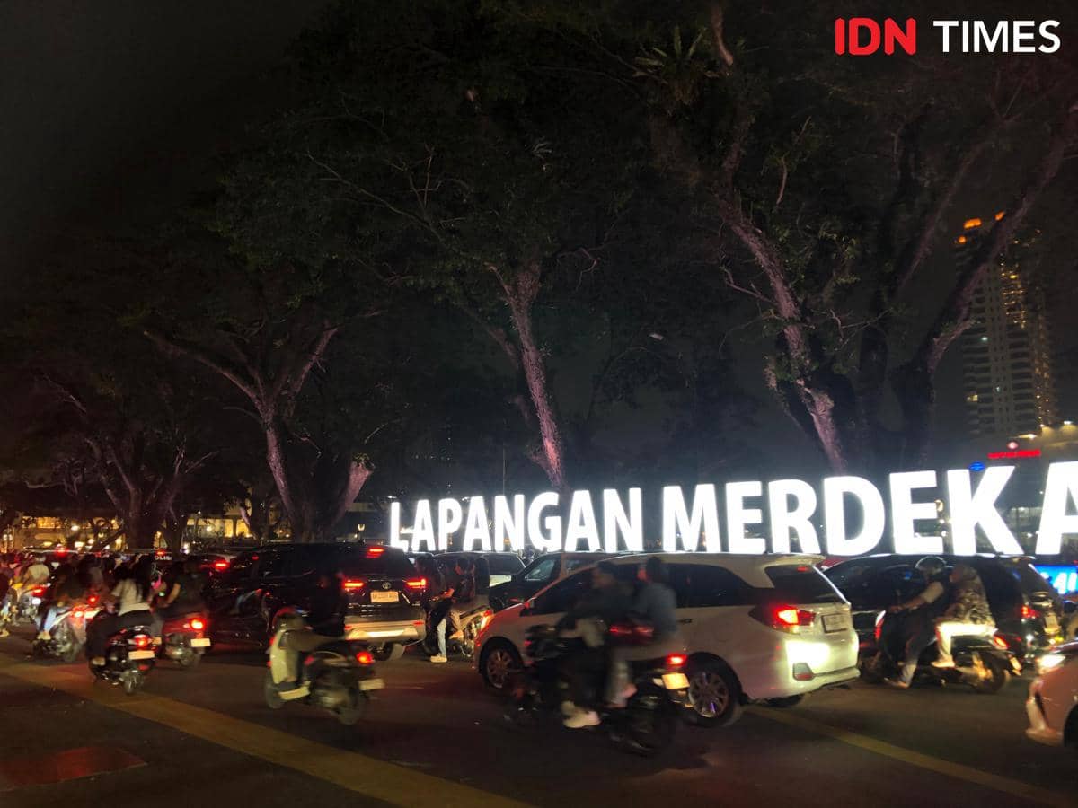 Kemacetan di depan Lapangan Merdeka Medan di malam pergantian tahun 2026, Rabu (31/12/2025) (IDN Times/Indah Permata Sari)