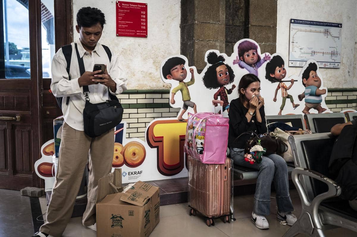 Ilustrasi sejumlah calon penumpang menunggu kedatangan kereta api di Stasiun Tawang, Semarang, Jawa Tengah. (ANTARA FOTO/Aprillio Akbar)