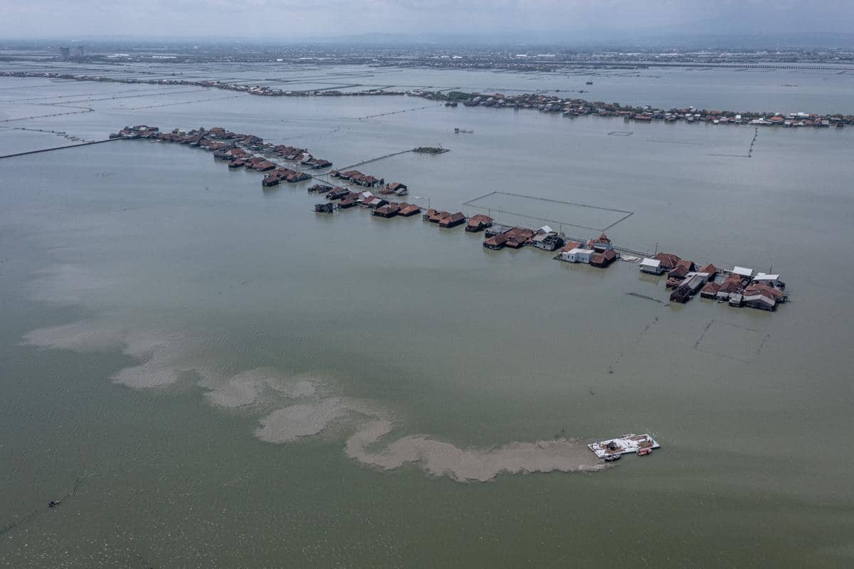 Ilustrasi sejumlah rumah yang terdampak banjir rob (limpasan air laut ke daratan) permanen di Desa Timbulsloko, Kabupaten Demak, Jawa Tengah, Minggu (21/12/2025). (ANTARA FOTO/Aji Styawan)