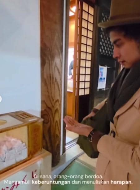 Prilly Latuconsina Tahun Baru 2026 di Kuil Zojoji Tokyo (instagram.com/prillylatuconsina96)