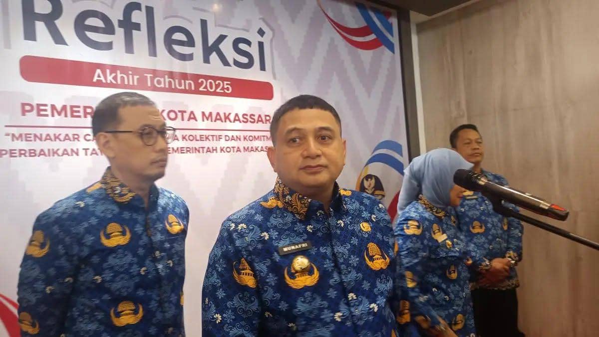 Wali Kota Makassar Munafri Arifuddin merespons kasus lansia sakit yang dipaksa datang langsung ke kantor kelurahan untuk mengambil bantuan sembako, Rabu (17/12/2025). IDN Times/Asrhawi Muin