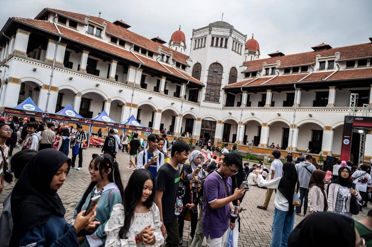 Wisatawan berkunjung di kawasan Gedung Cagar Budaya Lawang Sewu, Semarang, Jawa Tengah, Minggu (28/12/2025). (ANTARA FOTO/Aprillio Akbar)