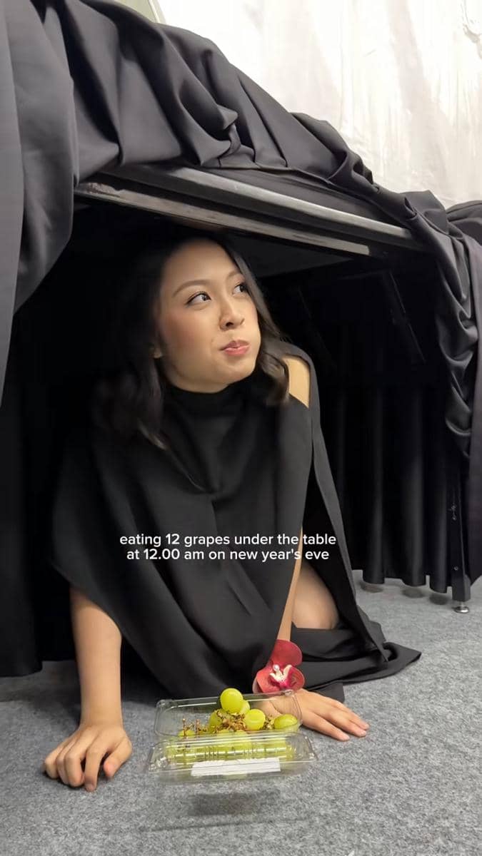 potret Bernadya makan anggur di bawah meja tahun baru