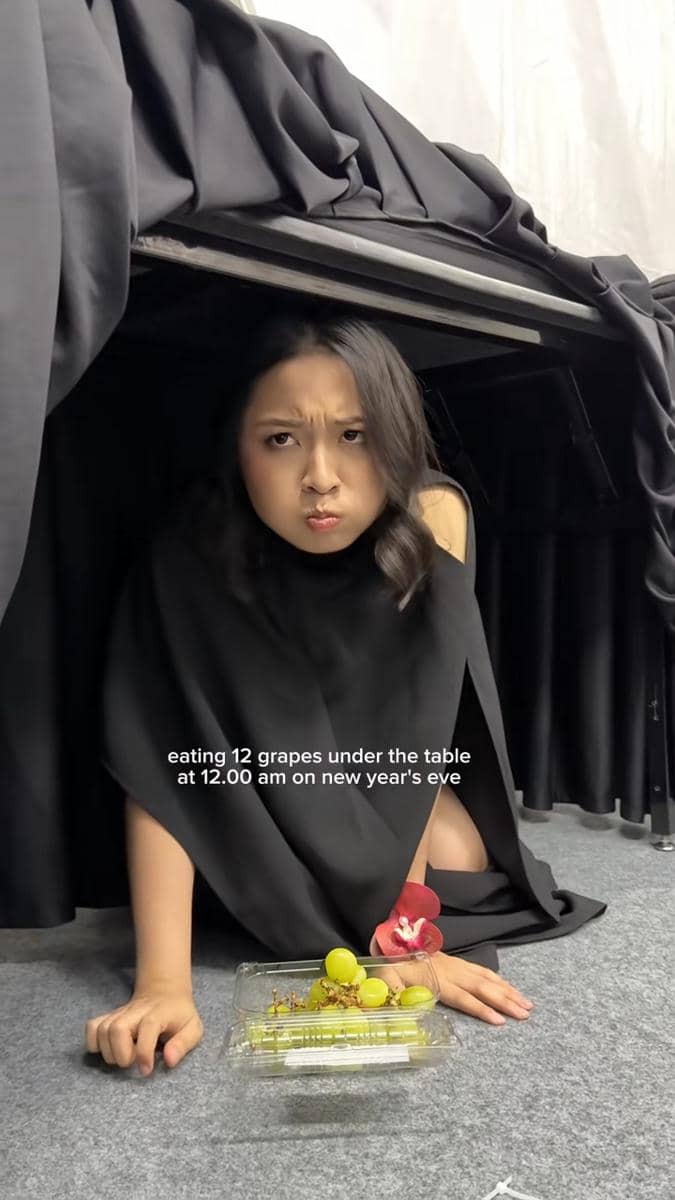 potret Bernadya makan anggur di bawah meja tahun baru