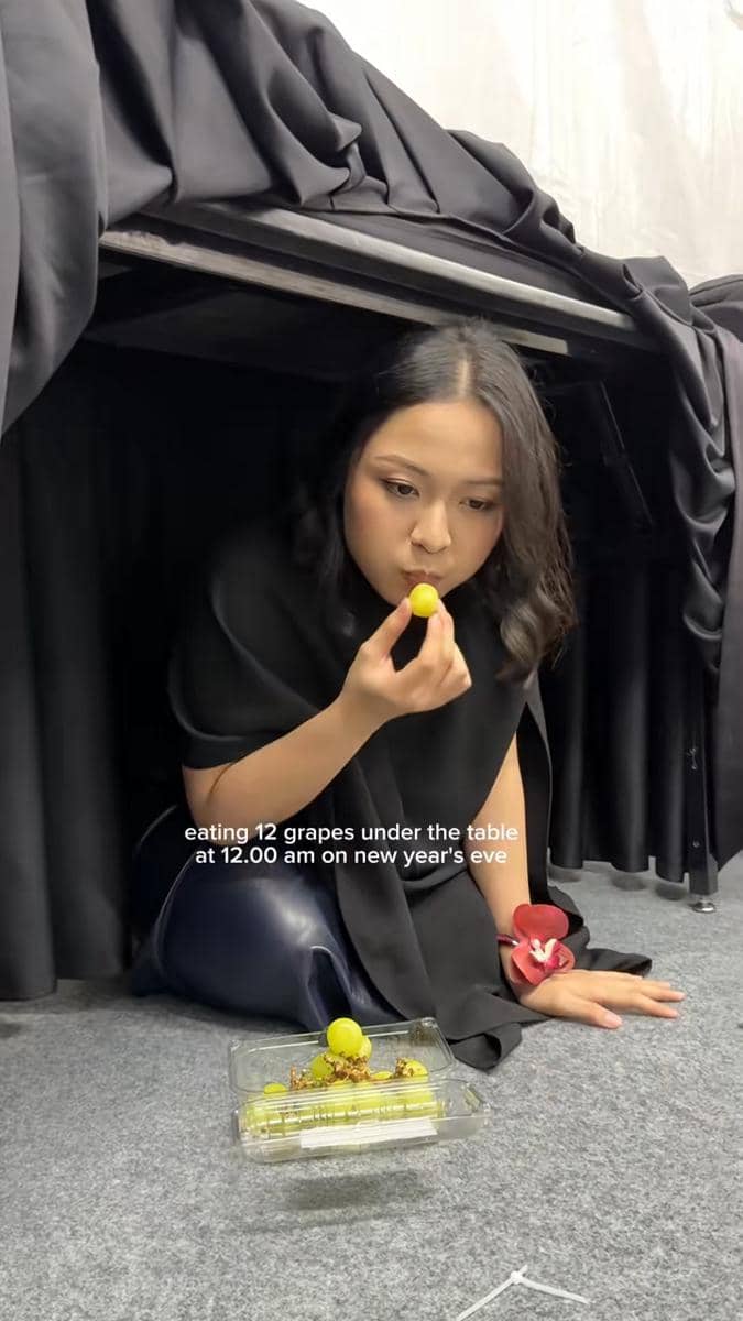 potret Bernadya makan anggur di bawah meja tahun baru