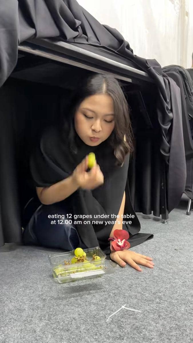 potret Bernadya makan anggur di bawah meja tahun baru