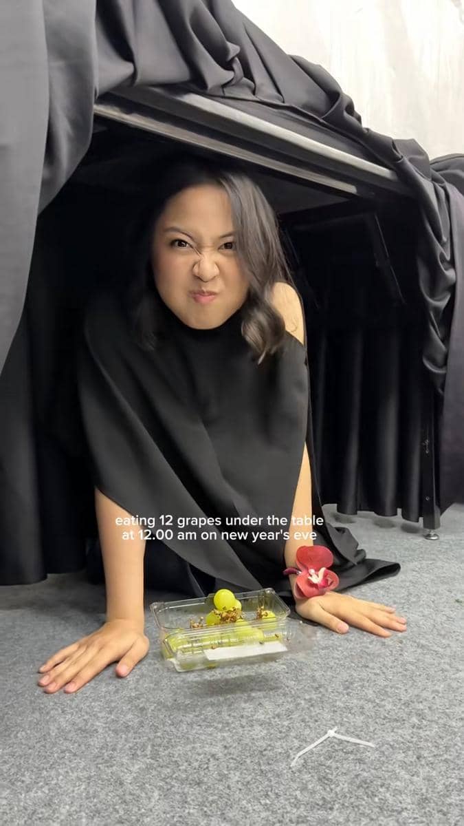 potret Bernadya makan anggur di bawah meja tahun baru