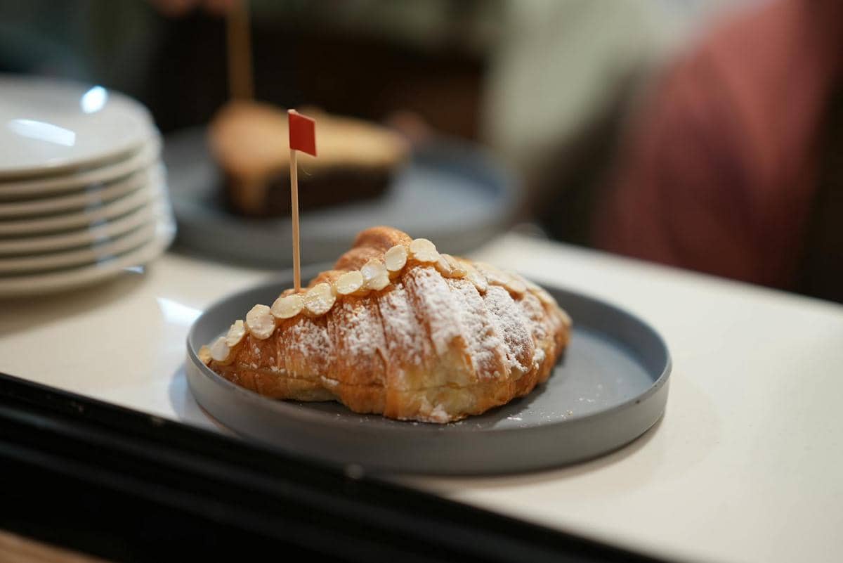 ilustrasi almond croissant