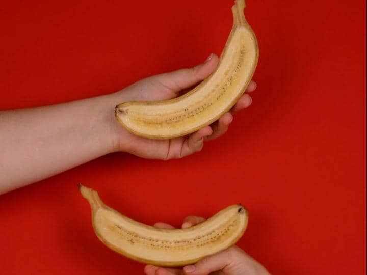 ilustrasi pisang yang sudah dibelah menjadi dua bagian