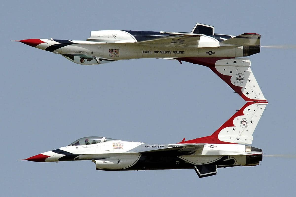 potret 2 jet F-16 Thunderbirds melakukan demonstrasi yang dikenal dengan nama "calypso pass" di Rumania tahun 2011 silam 