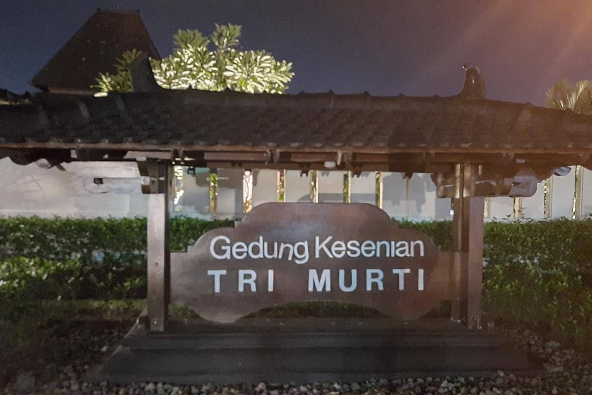 bagian depan Gedung Kesenian Tri Murti