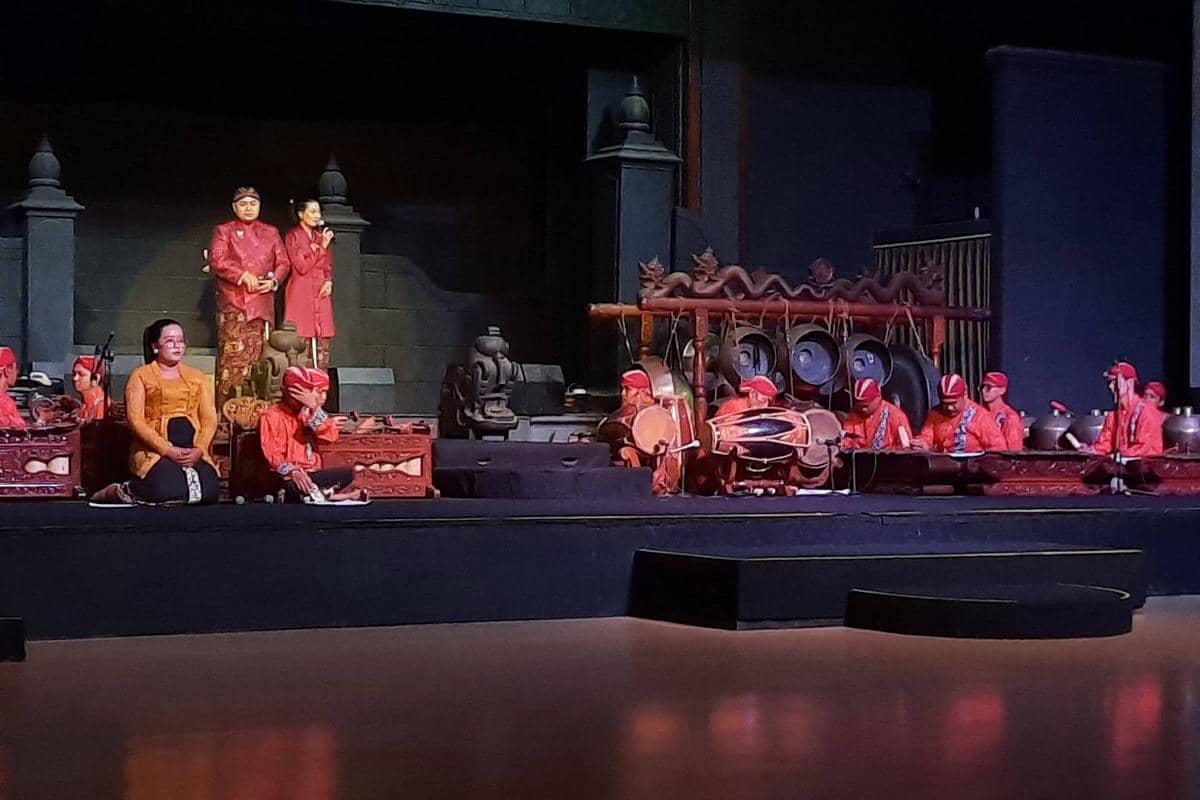 Briefing singkat kepada penonton sebelum pentas Ramayana Ballet Prambanan dimulai 