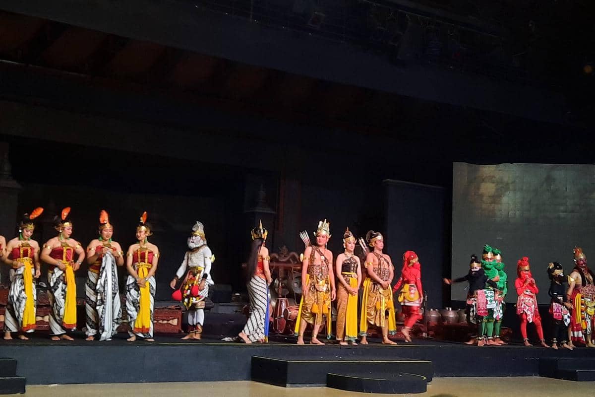 para penari bersiap di atas panggung untuk foto bersama saat akhir pementasan. 