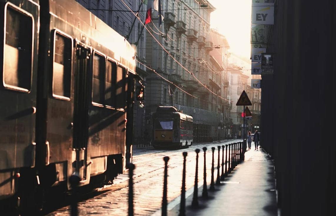 Bus yang melaju ketika hari sedang cerah. 
