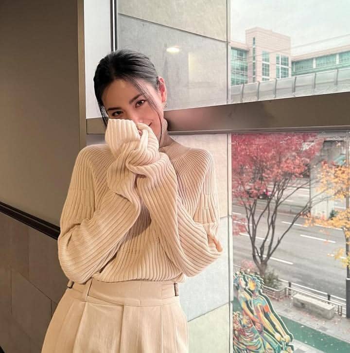 Potret Nana sedang tersenyum.