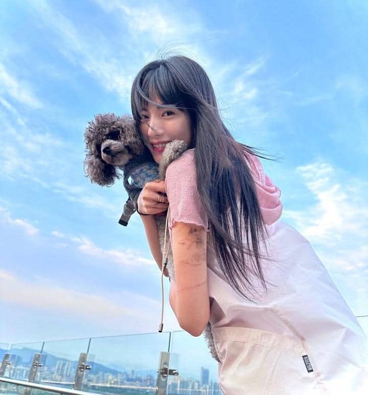 Nana bersama anjing kesayangannya. 