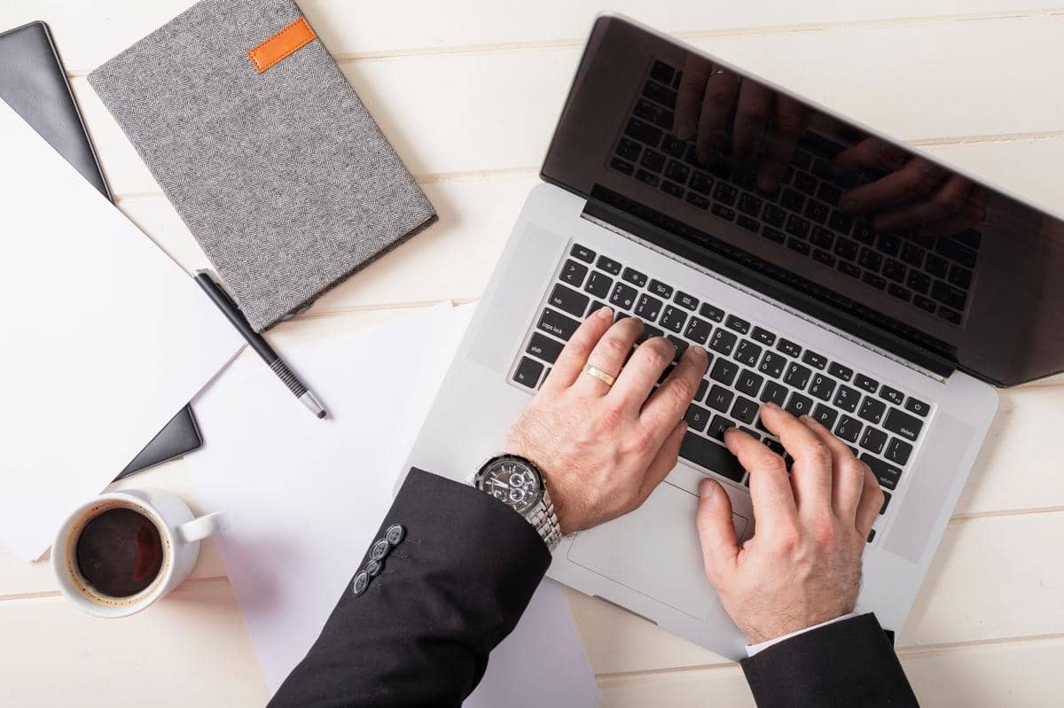 ilustrasi bekerja dengan menggunakan laptop windows 11