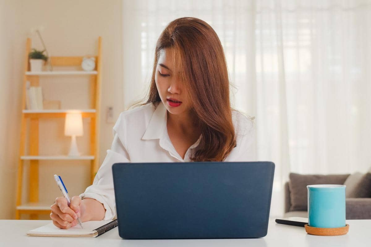 ilustrasi perempuan menulis daftar resolusi