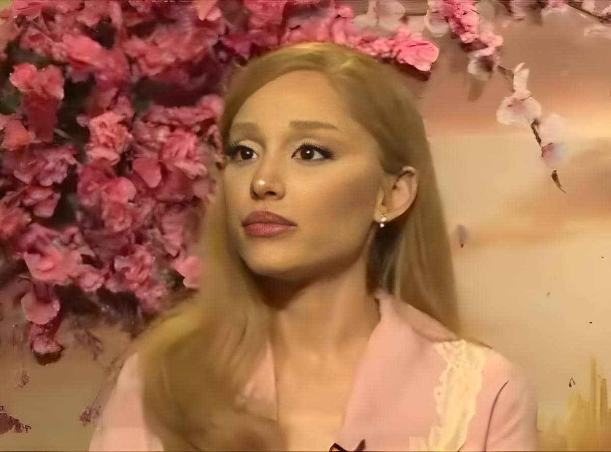 Ariana Grande saat wawancara promosi film Wicked (2024) (Barbie Simons, CC BY 3.0, via Wikimedia Commons)