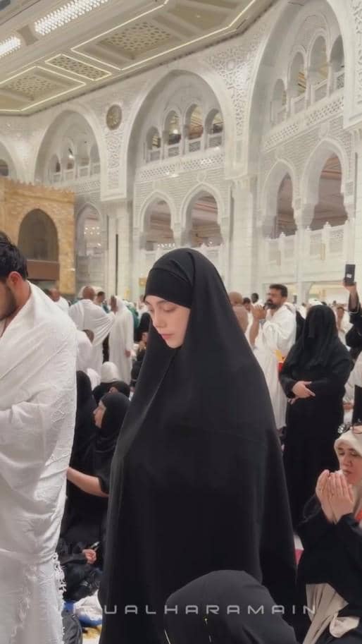 Celine Evangelista Umrah Bersama Keempat Anaknya (instagram.com/celine_evangelista)