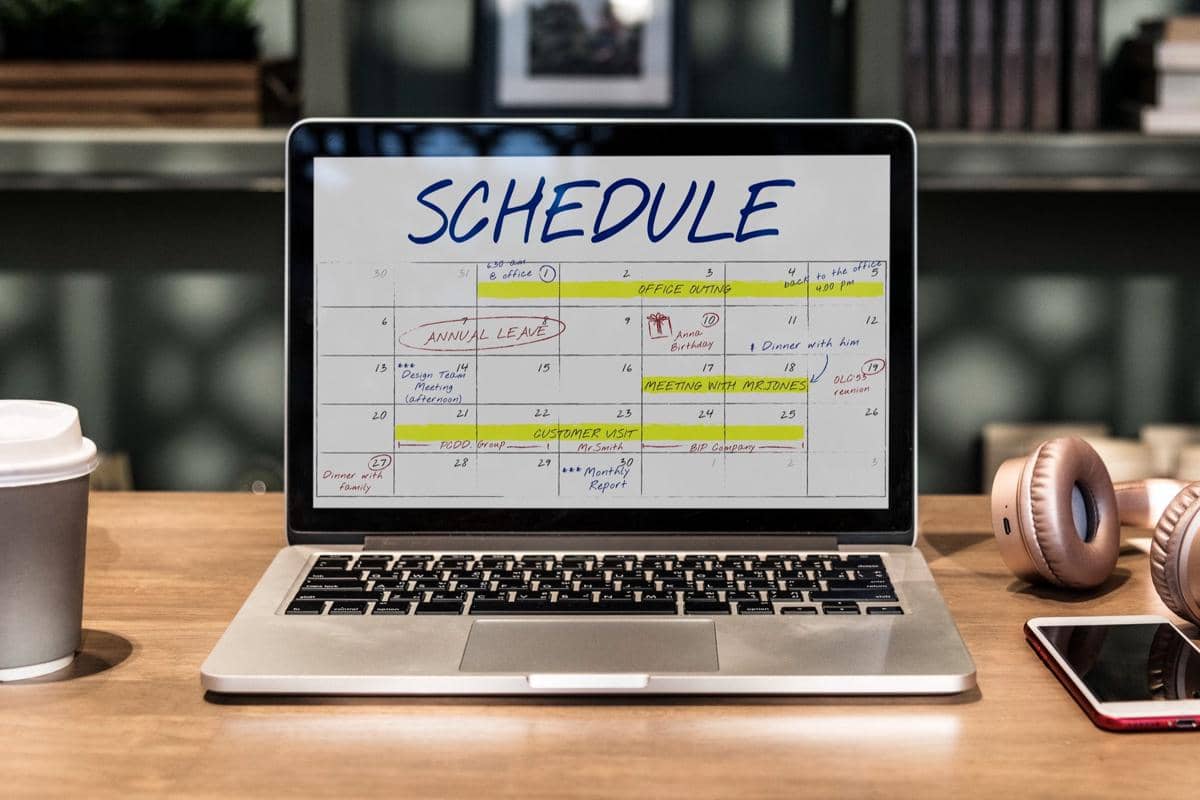 ilustrasi menulis jadwal di kalender