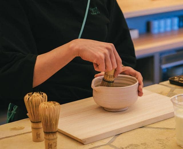 chasen atau pengaduk matcha