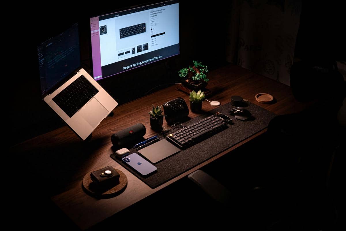 ilustrasi sebuah meja kerja yang penuh dengan hasil karya kreatif