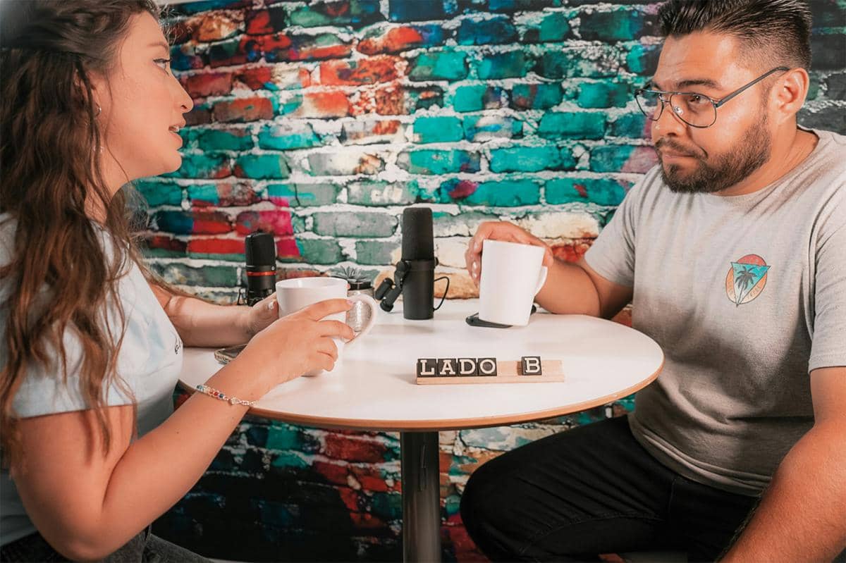 ilustrasi dua orang yang sedang duduk berhadapan sambil berbincang dengan ekspresi wajah yang hangat