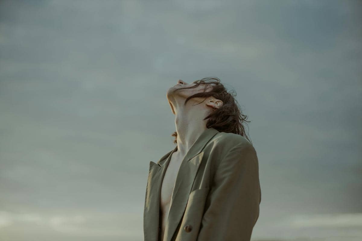 ilustrasi seseorang mendongak melihat langit