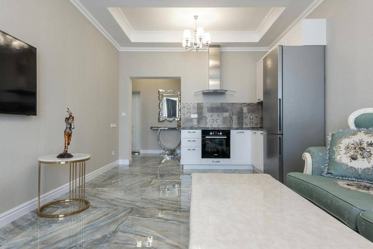 Ruangan dengan lantai marmer