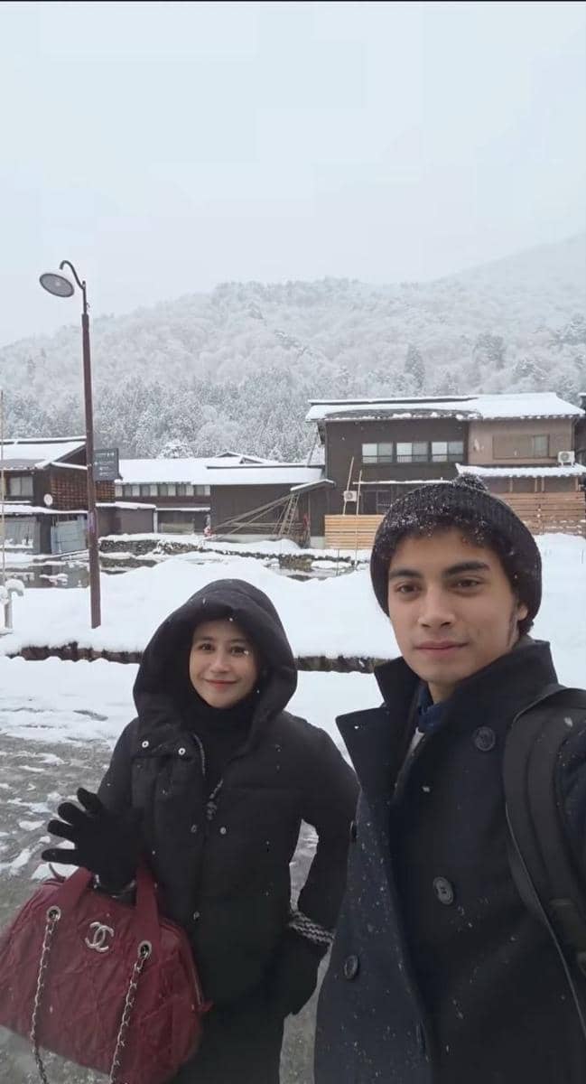 Omara dan Prilly jalan-jalan di Shirakawa-go.