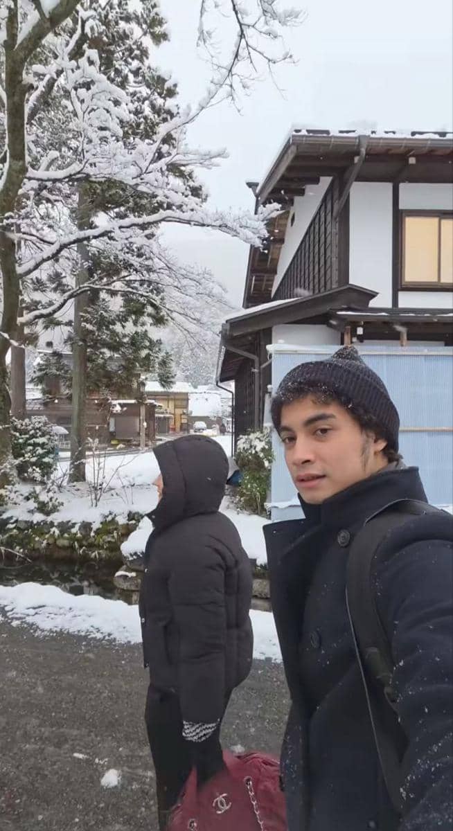 Omara dan Prilly jalan-jalan di Shirakawa-go.