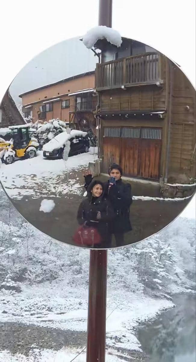 Omara dan Prilly jalan-jalan di Shirakawa-go.
