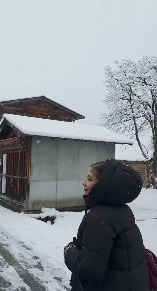 Omara dan Prilly jalan-jalan di Shirakawa-go.