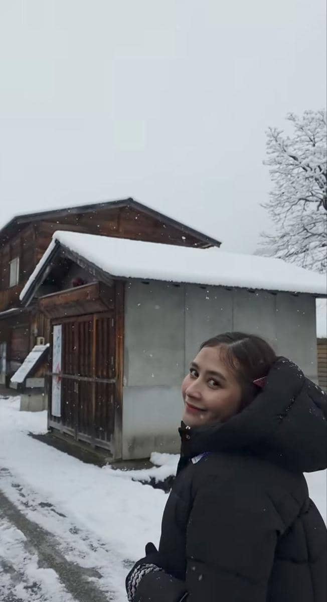 Omara dan Prilly jalan-jalan di Shirakawa-go.