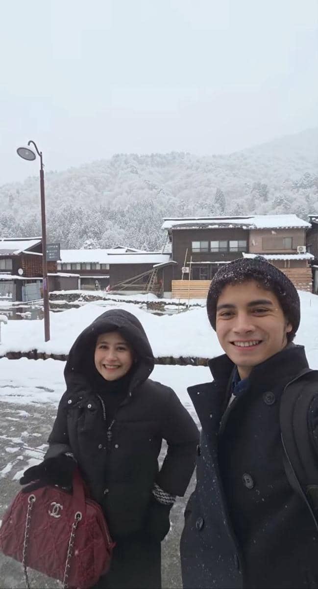 Omara dan Prilly jalan-jalan di Shirakawa-go.